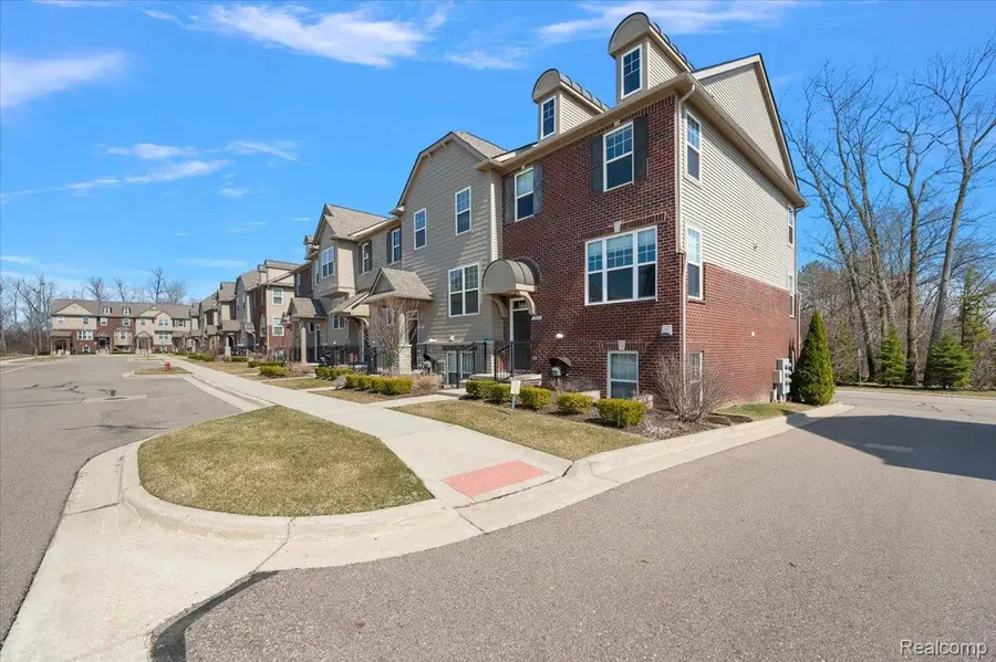 2877 Hartwick Drive, Rochester Hills, MI 48307 - #3