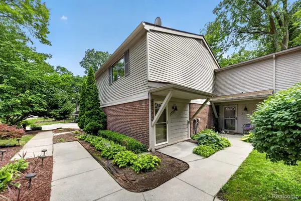 27165 Farmbrook Villa Drive, Southfield, MI 48034