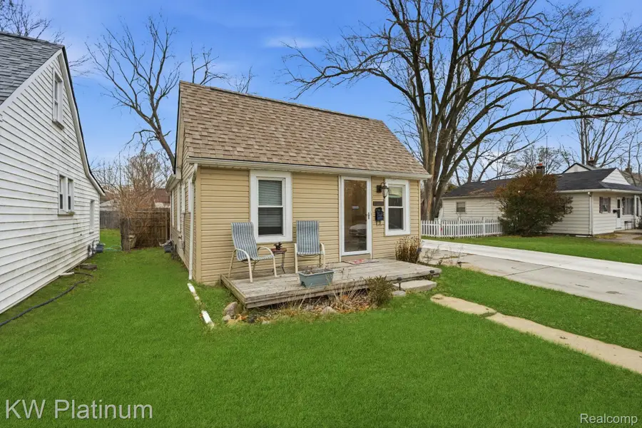 20919 Hollywood Street, Harper Woods, MI 48225 - #2