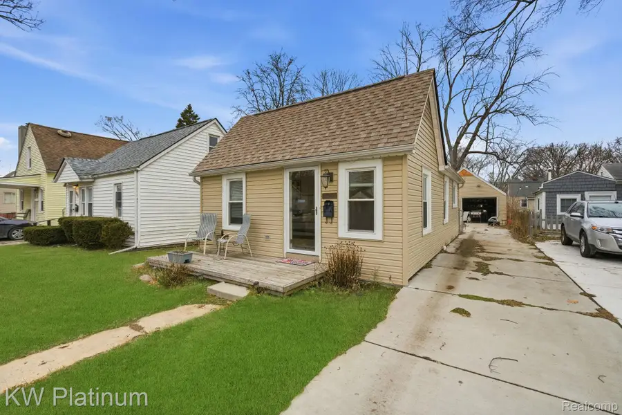 20919 Hollywood Street, Harper Woods, MI 48225 - #3