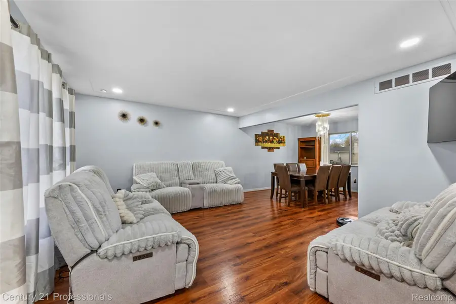 39349 Cadborough Drive, Clinton, MI 48038 - #2