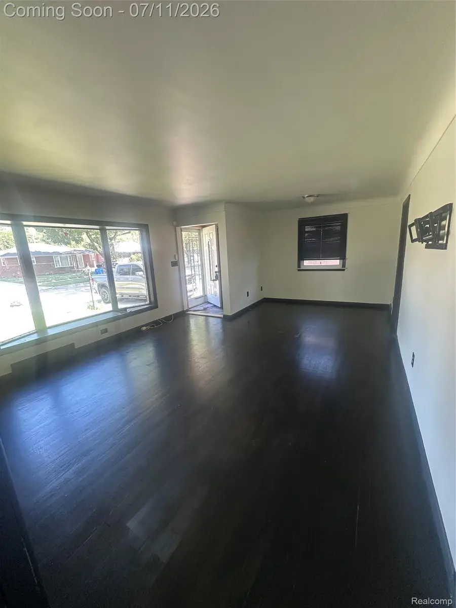 8315 Arnold Street, Dearborn Heights, MI 48127 - #2