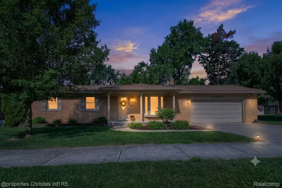 565 Center Ridge, South Lyon, MI 48178 - #2