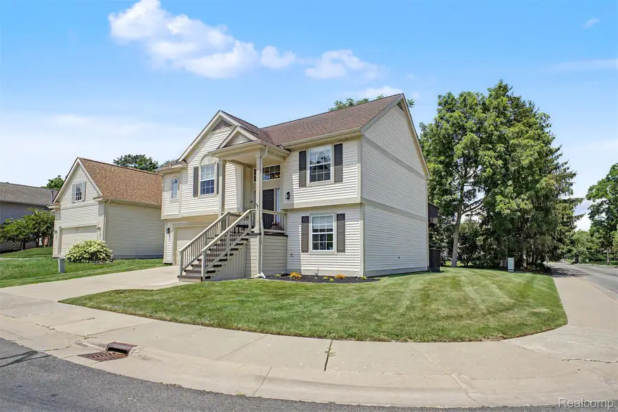 6400 Lake Meadow Drive, Waterford, MI 48327 - #3