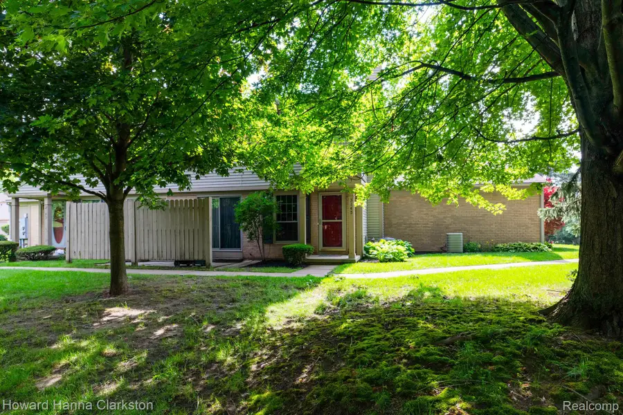 3145 Hidden Ridge Drive, Waterford, MI 48328 - #2