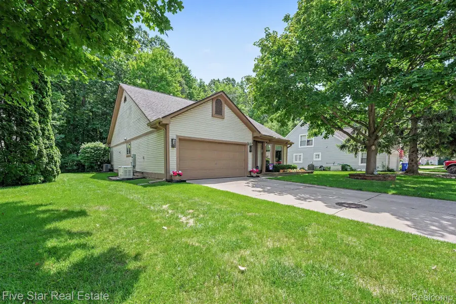 6838 Fox Lane, Waterford, MI 48327 - #3
