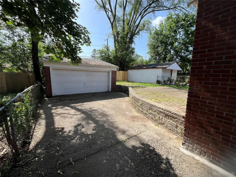 18307 Shaftsbury Avenue, Detroit, MI 48219 - #2