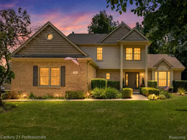 689 Woodfield Way, RochesterHills, MI 48307
