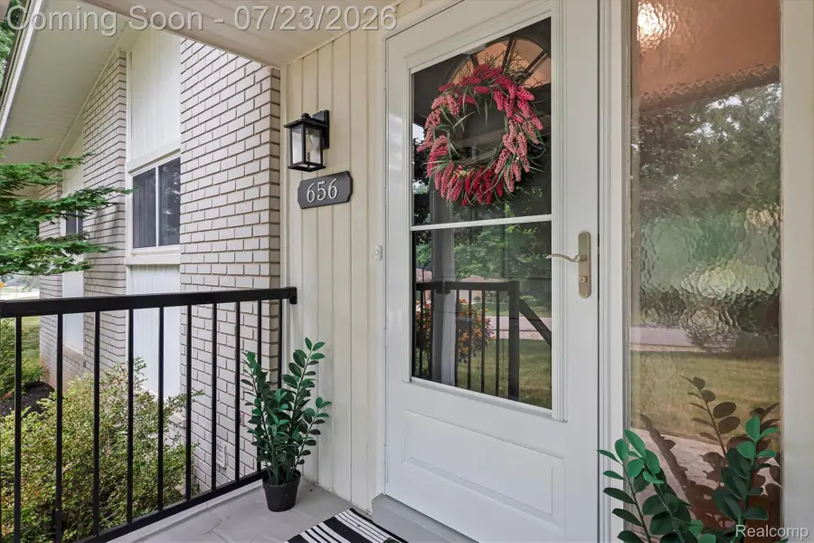 656 Lynndale Court, Rochester Hills, MI 48309 - #2
