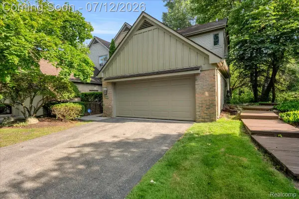 37418 Legends Trail Drive, Farmington, MI 48331