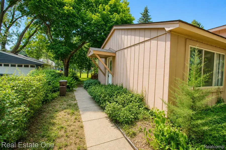4510 Bethune Court, West Bloomfield, MI 48323 - #3
