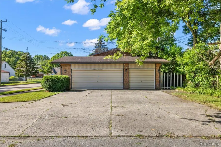 1631 E Elza Avenue, Hazel Park, MI 48030 - #3