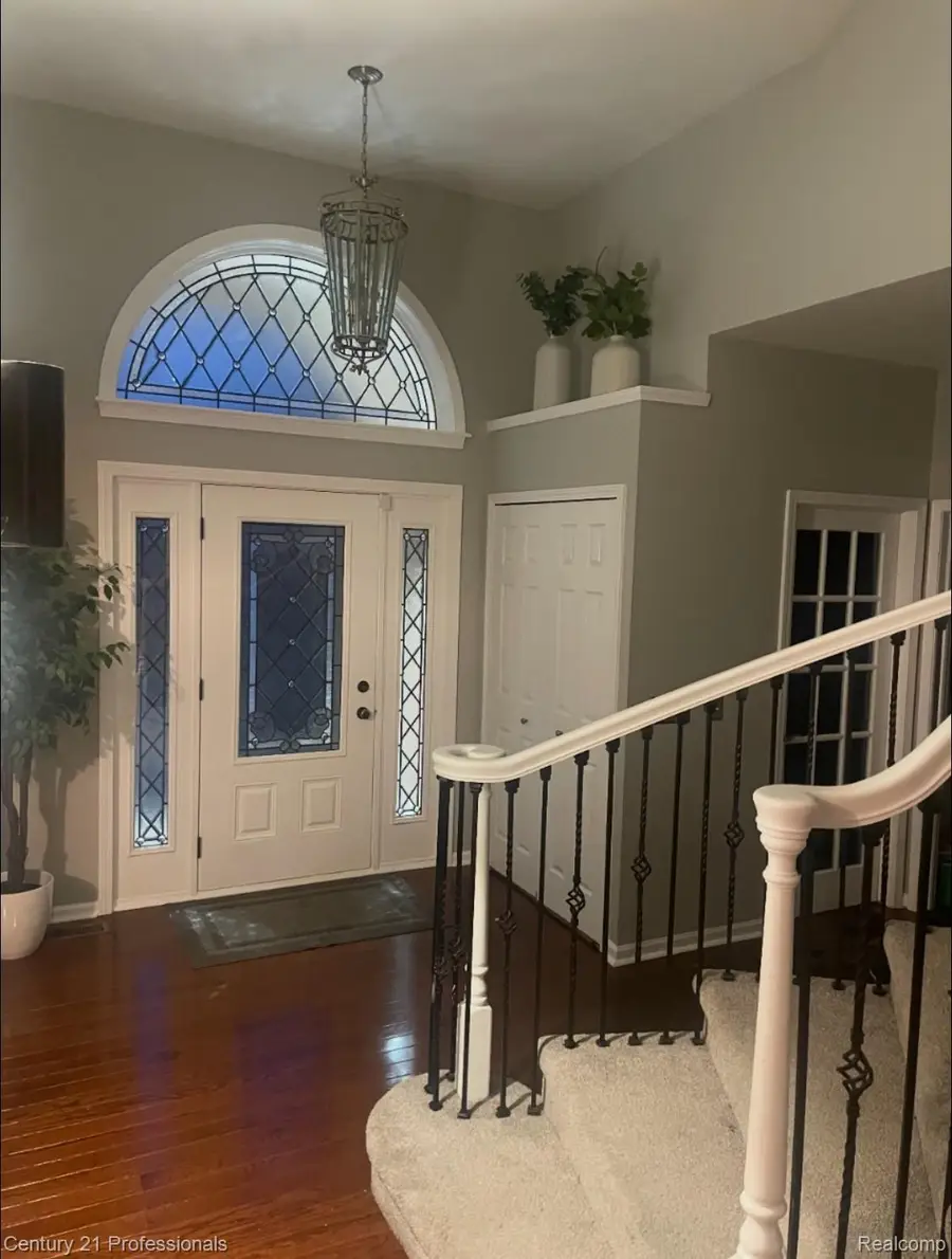 27568 Rainbow Circle, Lathrup Village, MI 48076 - #2