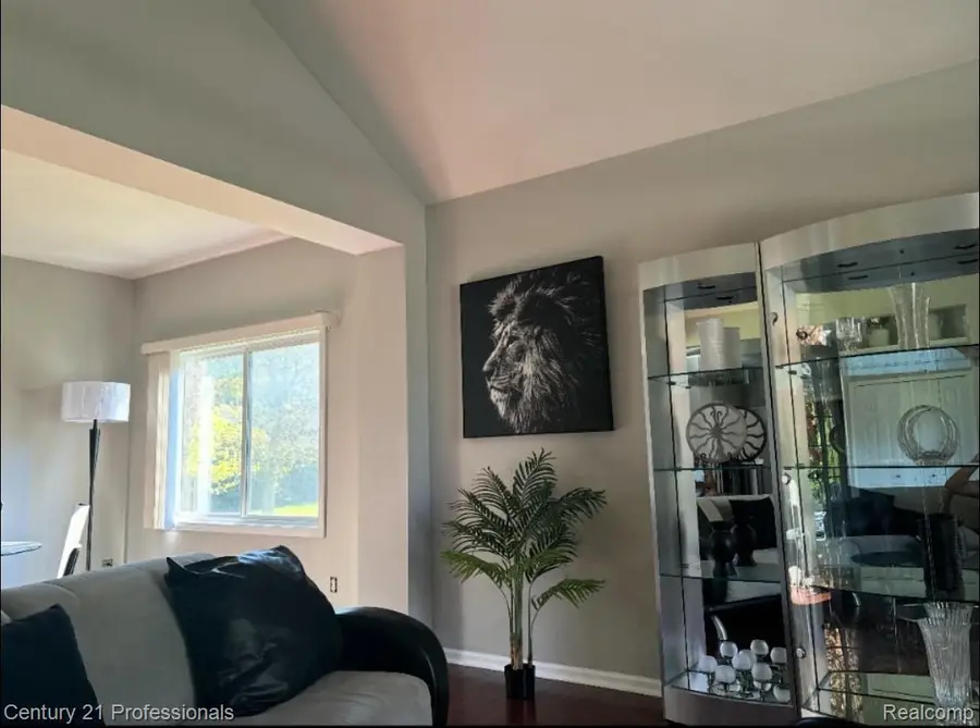27568 Rainbow Circle, Lathrup Village, MI 48076 - #3