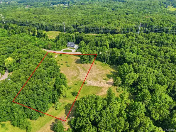 20 Grand Summit Drive, Fenton, MI 48430