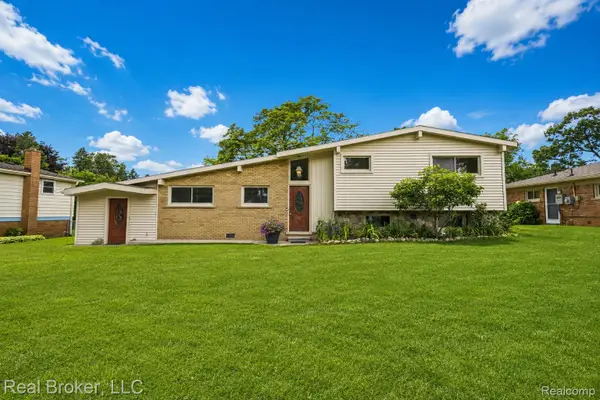 1318 S Williams Lake Road, WhiteLake, MI 48386