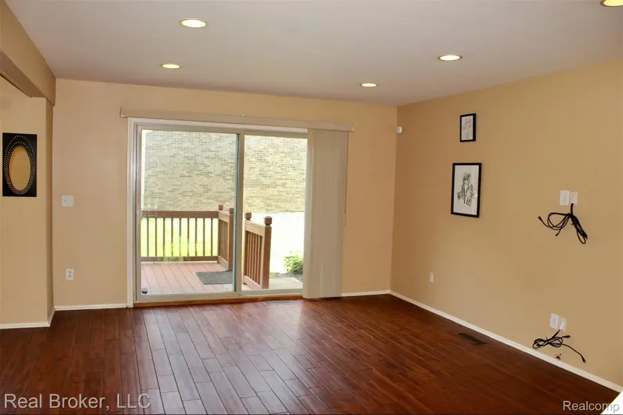 2 Woodbridge Towne Street, Southfield, MI 48075 - #3