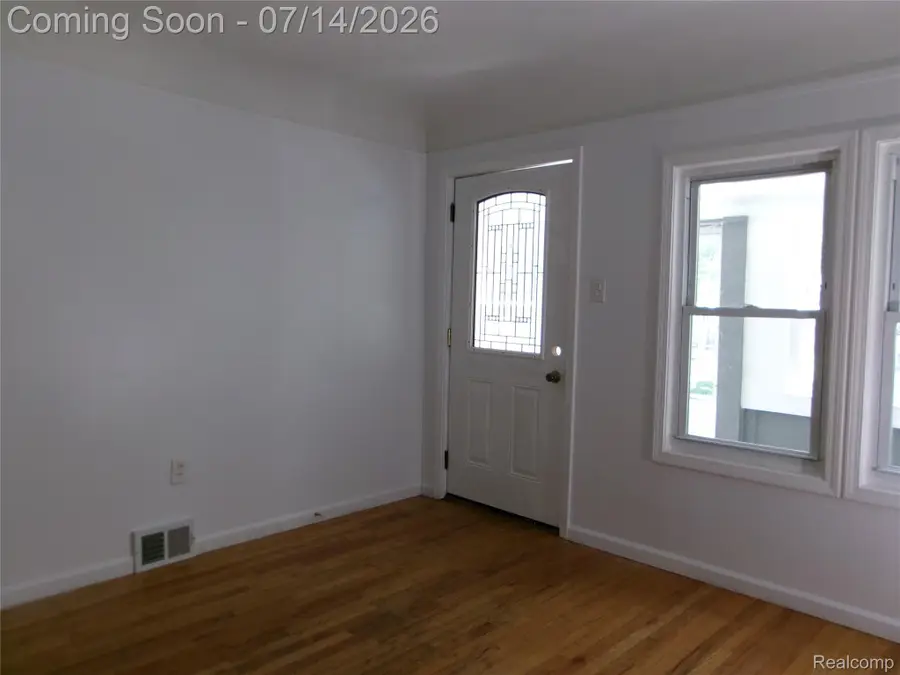 5620 Hipp Street, Dearborn Heights, MI 48125 - #2