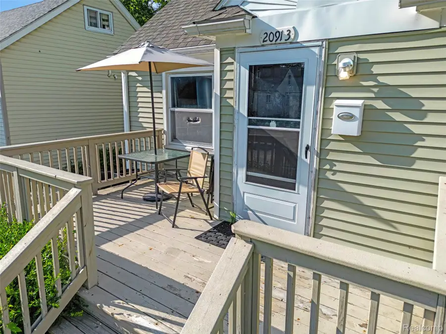 20913 Ridgemont Road, Harper Woods, MI 48225 - #2