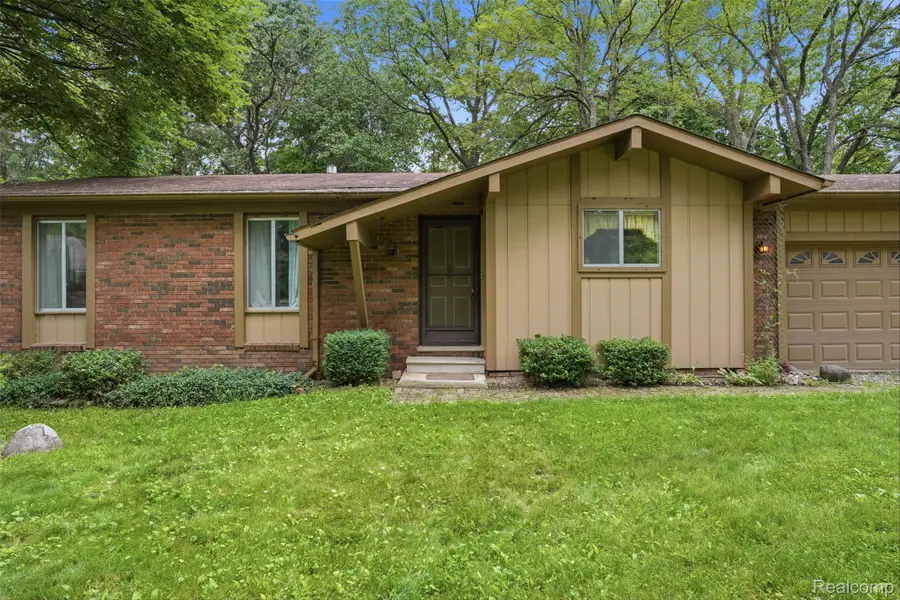 2742 Parkway Place, Hartland, MI 48353 - #3