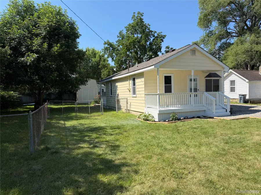 2112 E Scottwood Avenue, Burton, MI 48529 - #2