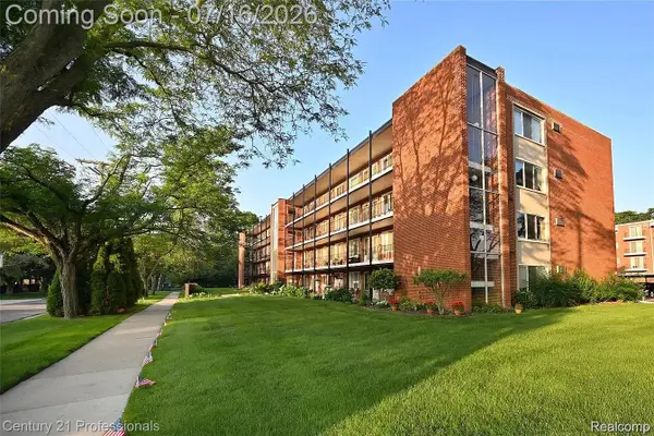 2820 Woodslee Drive #301, RoyalOak, MI 48073