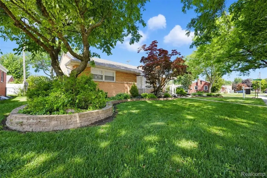 6627 Hawthorne Street, Garden City, MI 48135 - #2