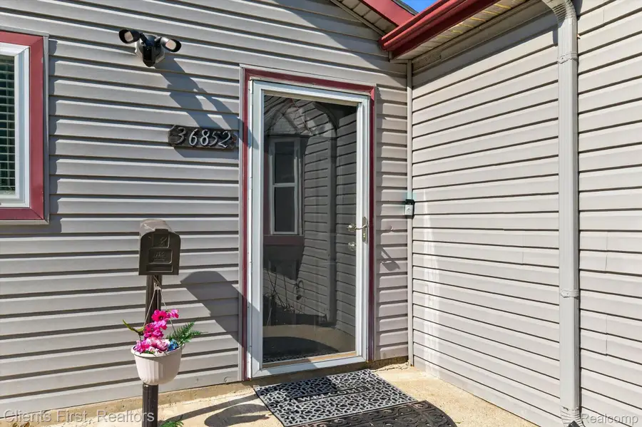 36852 Chase Street, Romulus, MI 48174 - #2