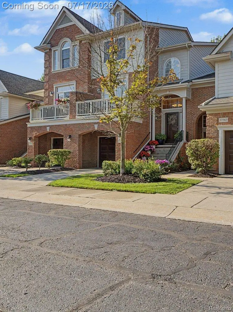 37561 Newburgh Park Circle, Livonia, MI 48152 - #2