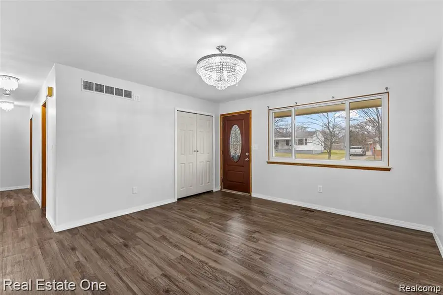 8456 Robindale Street, Dearborn Heights, MI 48127 - #2