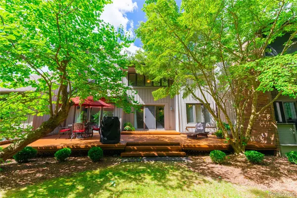 9422 Hawthorne Glen Drive, GrosseIle, MI 48138