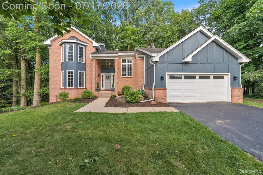 6081 Beachwood Drive, West Bloomfield, MI 48324 - #2