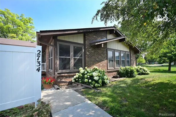 2734 Roundtree Drive, Troy, MI 48083