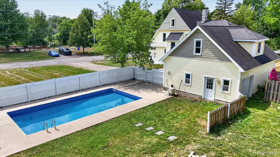 403 Ellen Street E, Fenton, MI 48430 - #2