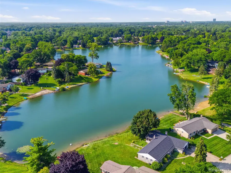 6229 Sandshores Drive, Troy, MI 48085 - #2