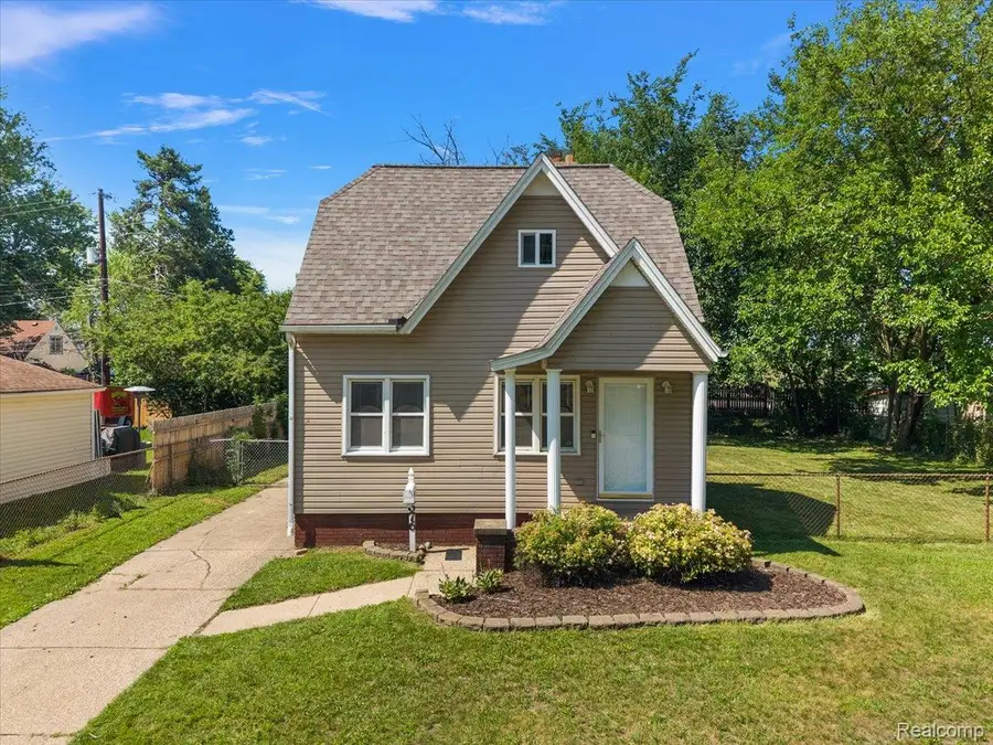 676 W Coy Avenue, Hazel Park, MI 48030 - #2