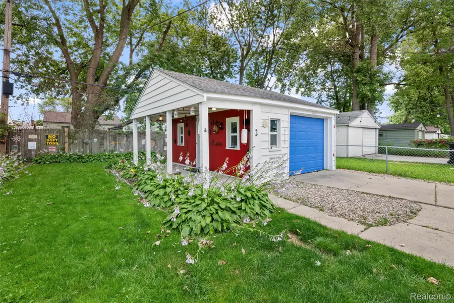 536 E Barrett Avenue, Madison Heights, MI 48071 - #2