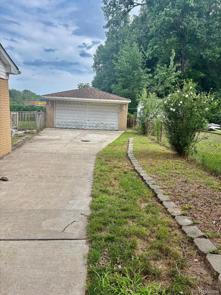22725 Armstrong Avenue, Riverview, MI 48193 - #2