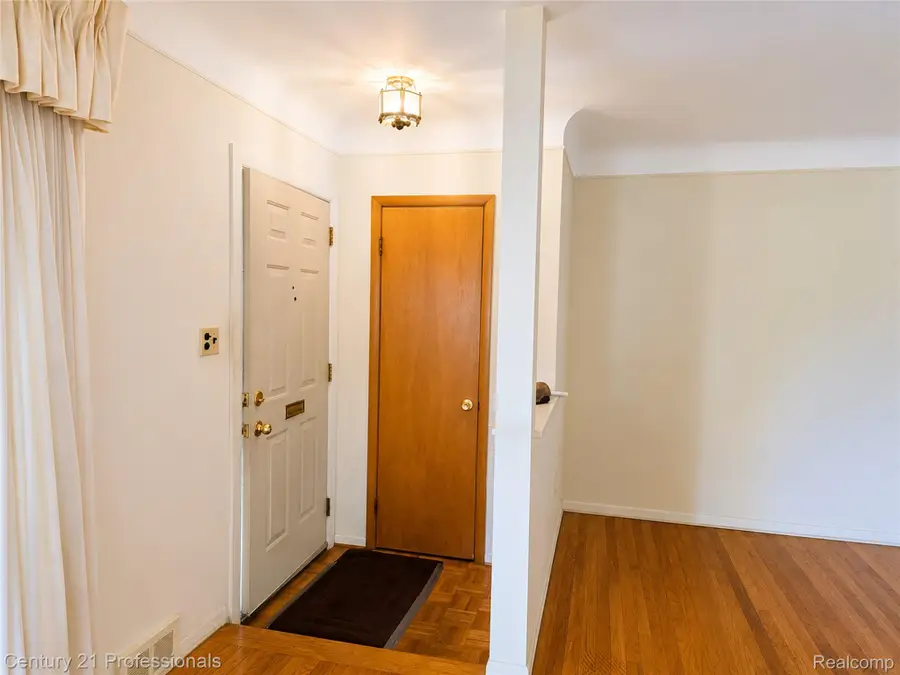 8563 Centralia Street, Dearborn Heights, MI 48127 - #2
