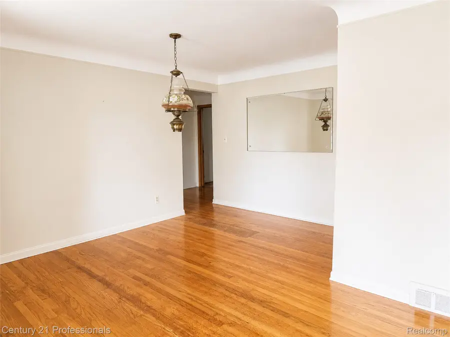 8563 Centralia Street, Dearborn Heights, MI 48127 - #3