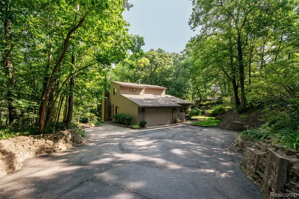 8878 Minne Wanna Road, Independence, MI 48348