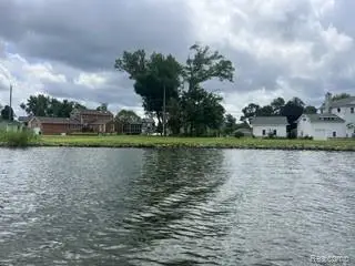 9510 Buckingham, WhiteLake, MI 48386
