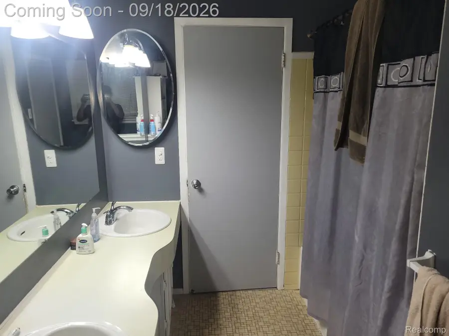 8424 Antwerp Drive, Sterling Heights, MI 48313 - #2