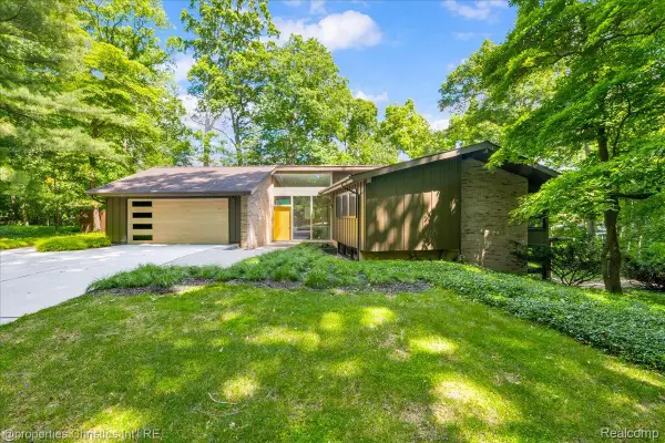 3939 Charing Cross Road, BloomfieldHills, MI 48304