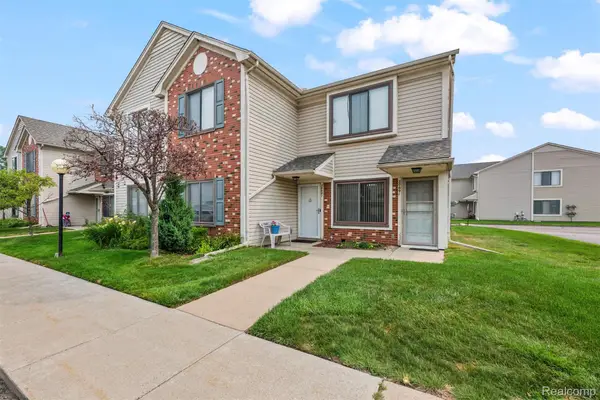 30681 Hidden Pines Ln Lane, Roseville, MI 48066