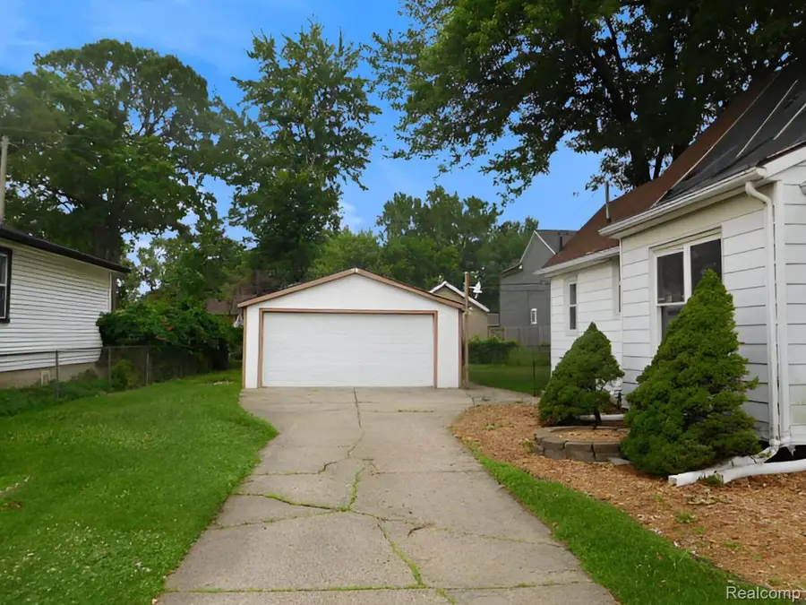 387 W Maxlow Avenue, Hazel Park, MI 48030 - #2