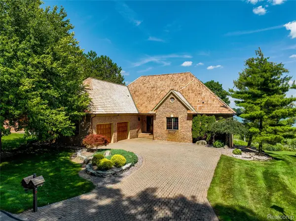 62 Chateaux Du Lac Drive, Fenton, MI 48430