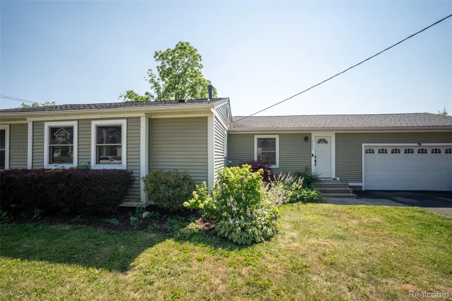 1298 S Cass Lake Road, Waterford, MI 48328 - #3
