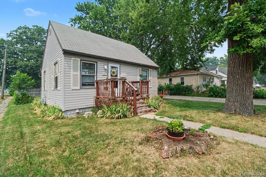 1107 E Hayes Avenue, Hazel Park, MI 48030 - #2
