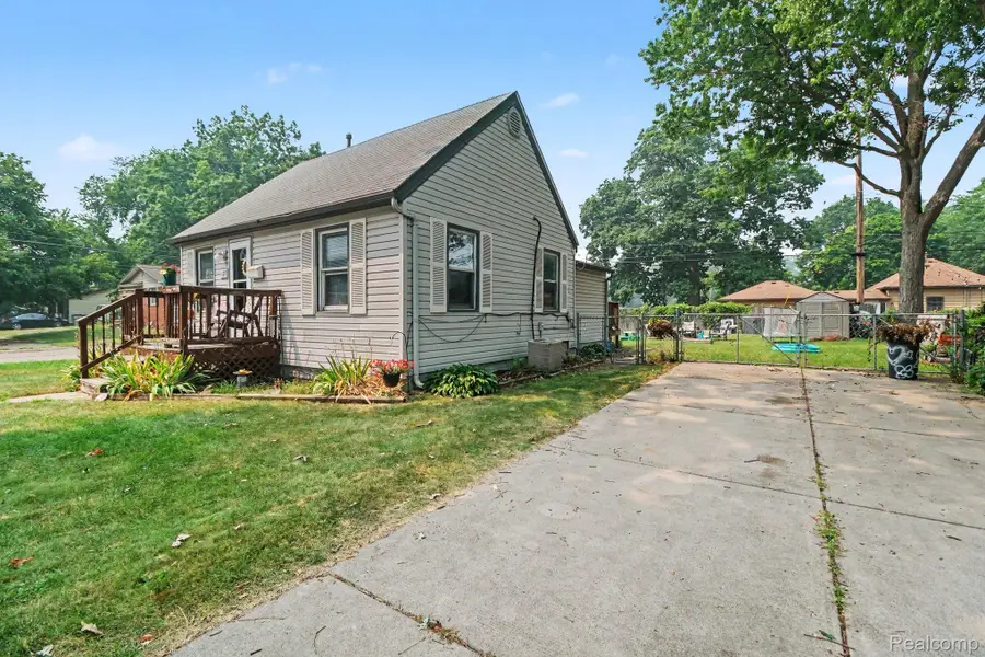1107 E Hayes Avenue, Hazel Park, MI 48030 - #3